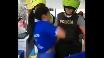 Enseña sus senos a la policía en revisión